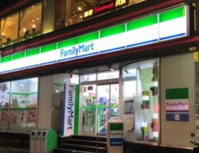 コンビニ　ファミリーマート 新宿十二社店（コンビニ）まで257m