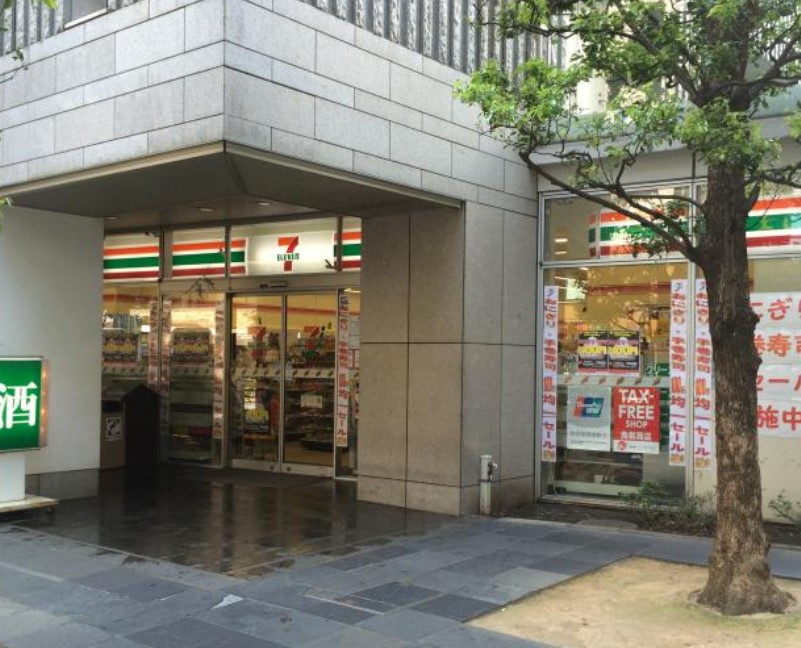コンビニ　セブンイレブン 十二社店（コンビニ）まで305m