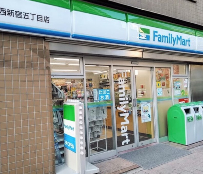 コンビニ　ファミリーマート 西新宿五丁目店（コンビニ）まで346m