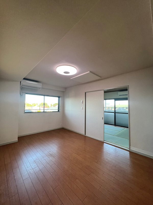 居室・リビング　※同物件、別部屋になります。