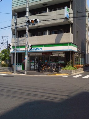 コンビニ　ファミリーマート・赤羽平和通り店（コンビニ）まで540m