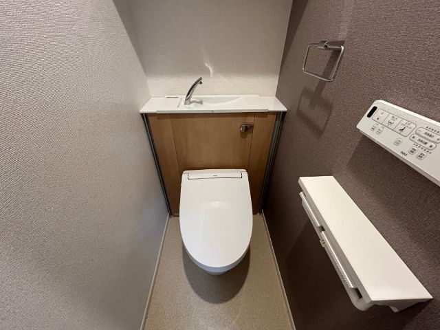 トイレ　温水洗浄便座付きです