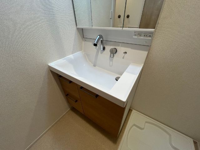洗面設備　清潔感のある独立洗面化粧台です