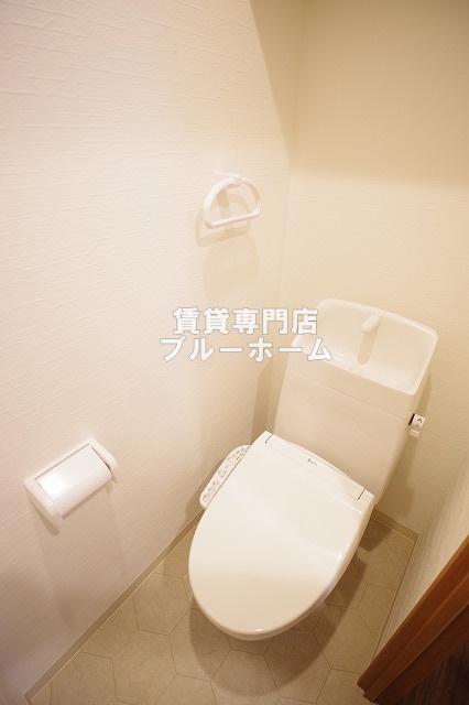 トイレ　収納棚付き！温水洗浄便座付きのトイレです！