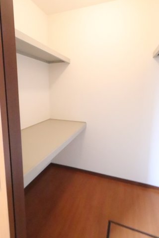 収納　※別号室の同仕様の参考写真です。