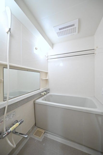 都営大江戸線 東新宿駅 徒歩3分 14階建 築28年の風呂写真