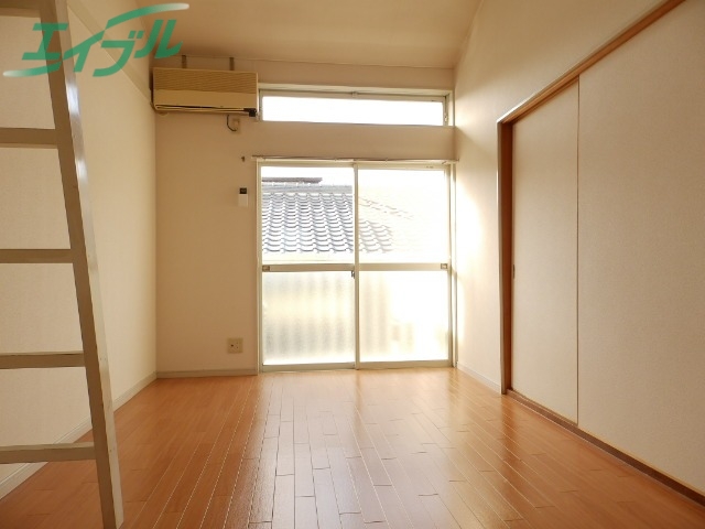 居室・リビング　※同棟別部屋の写真です