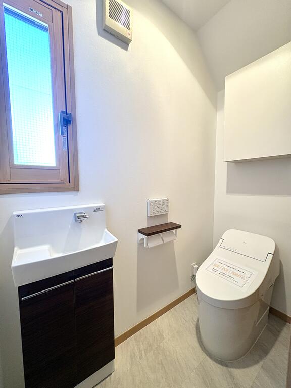 世田谷区中町1丁目戸建のトイレ写真