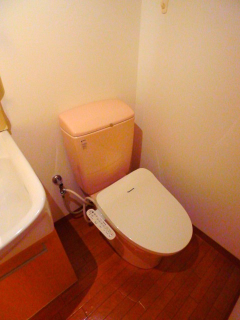 地下鉄東山線 覚王山駅 徒歩15分 3階建 築38年のトイレ写真