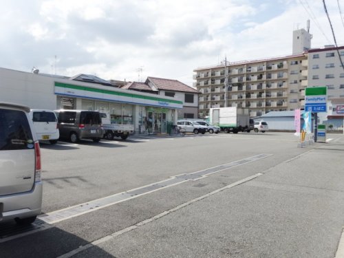 コンビニ　ファミリーマート 小林四丁目店（コンビニ）まで639m
