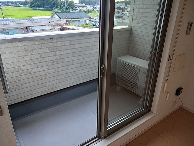 バルコニー　暖かな日差しのふりそそぐバルコニー