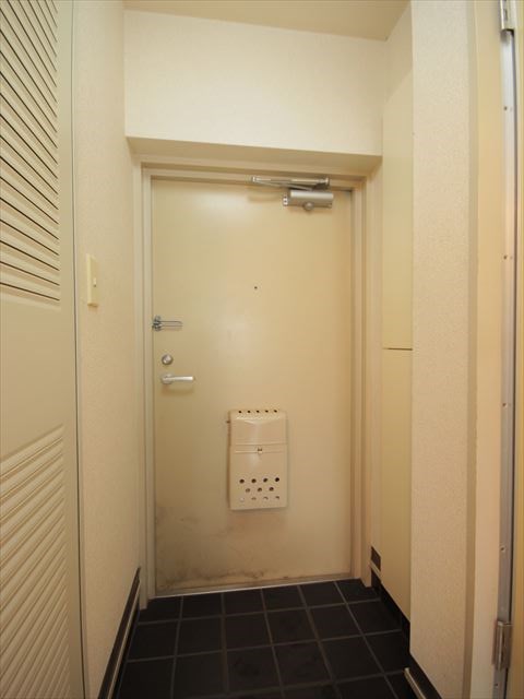 ＪＲ総武線 津田沼駅 徒歩15分 3階建 築37年の玄関写真