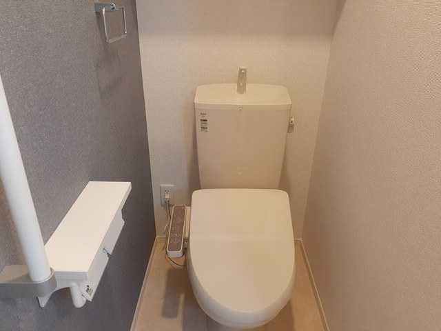 トイレ　別号室画像。ご参考下さい