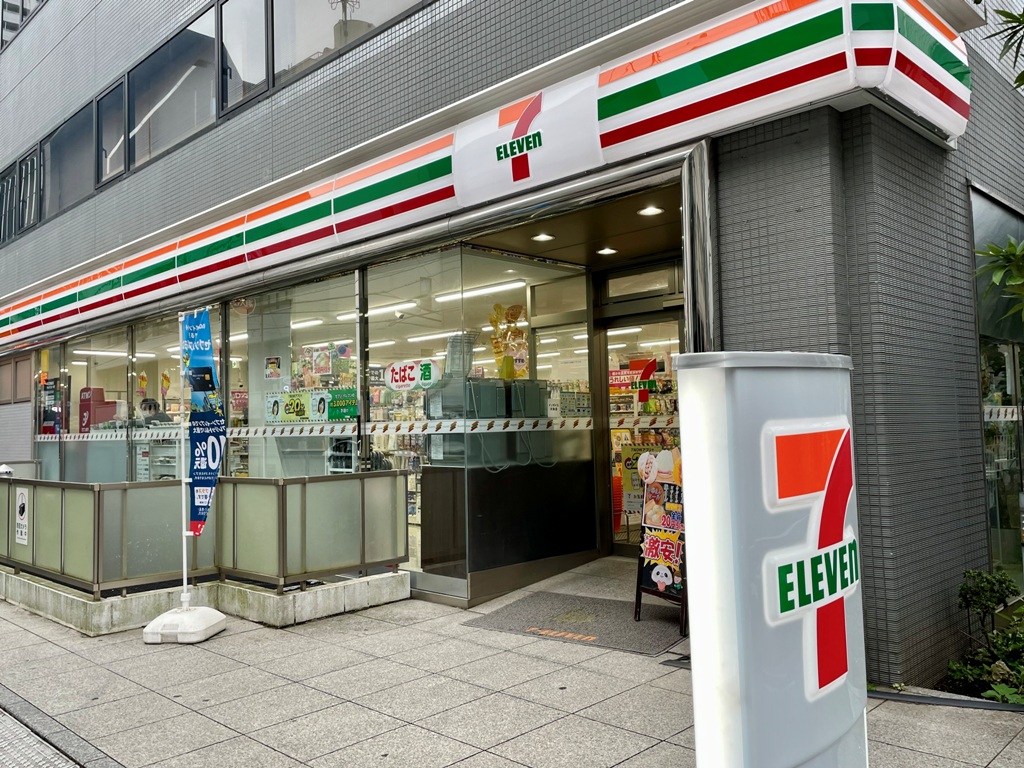 コンビニ　セブンイレブン港区芝5丁目北店（コンビニ）まで83m
