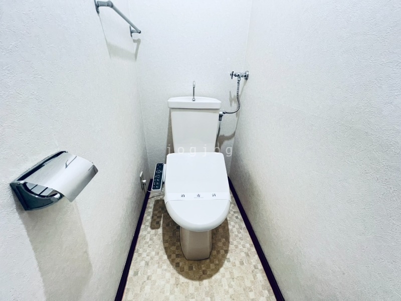 トイレ　嬉しい温水洗浄便座付きのトイレです。