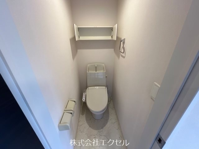 トイレ　ウォシュレット機能付きです。