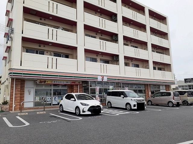 コンビニ　セブンイレブン読谷都屋店（コンビニ）まで600m