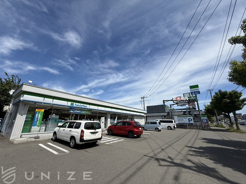 コンビニ　ファミリーマート札幌月寒東3条17丁目店（コンビニ）まで496m