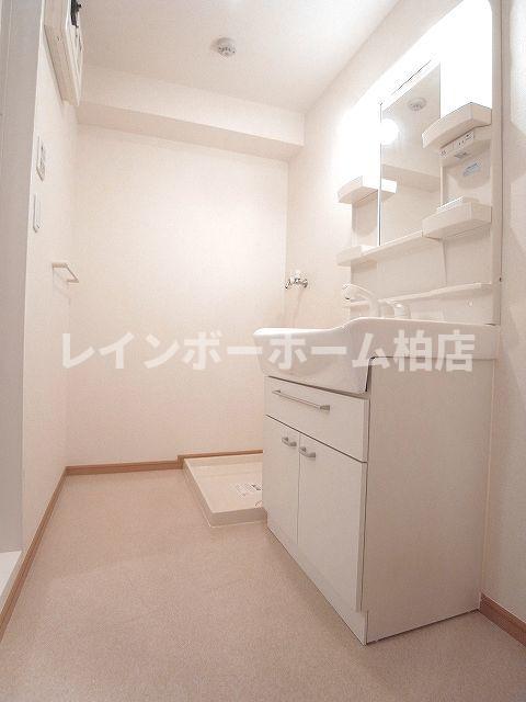 洗面設備　シャワー付き洗面台です