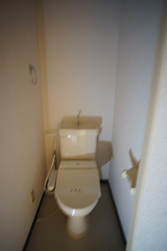 トイレ　別部屋の写真となります。
