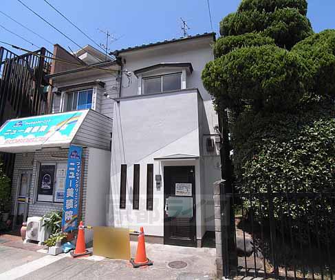 建物外観　２階建ての貸家です・