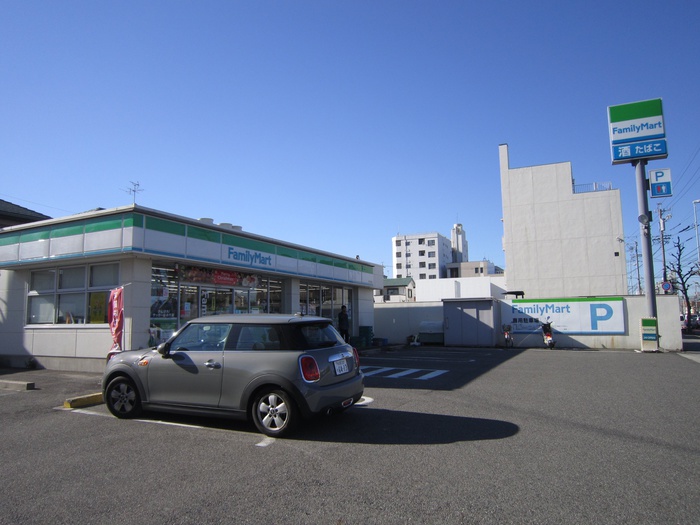 コンビニ　ファミリーマート（コンビニ）まで449m