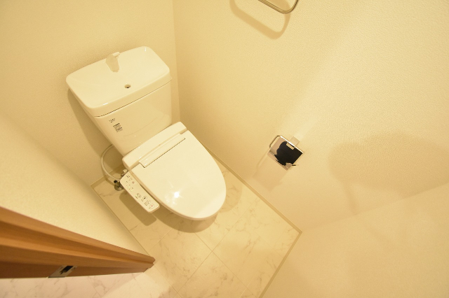 トイレ　同一建物内２０３号室内装写真転載