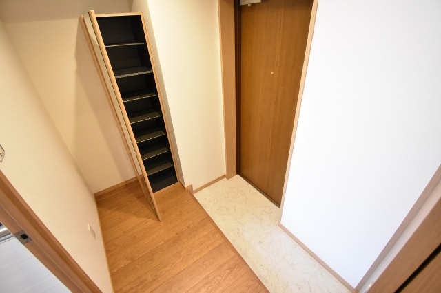玄関　同一建物内２０３号室内装写真転載