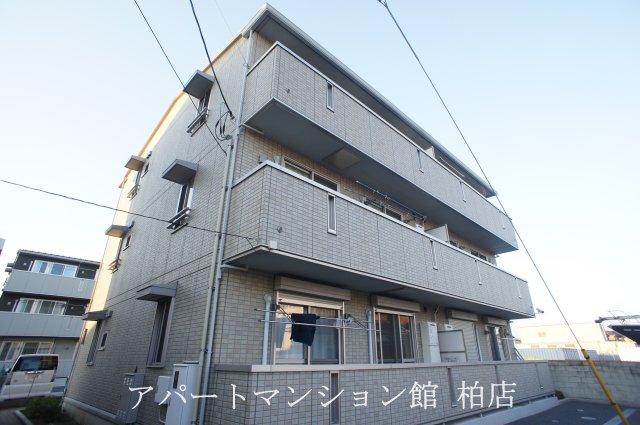 建物外観　３階建て