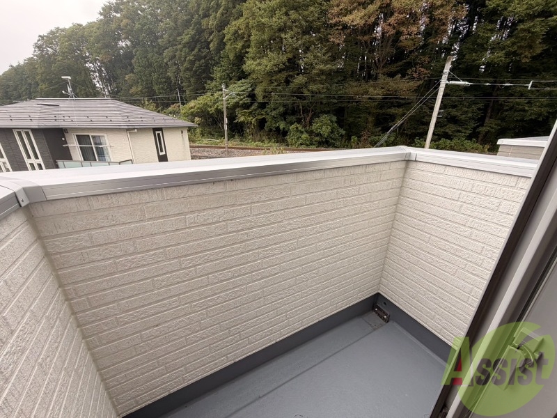 バルコニー　ベランダになります。奥行きがあり布団などが干せそうですね。