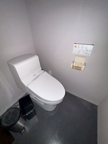 トイレ　別号室の写真です。ご参考までに