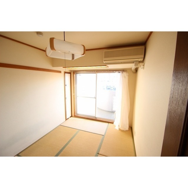 ファーストクラス本厚木第2の居間写真