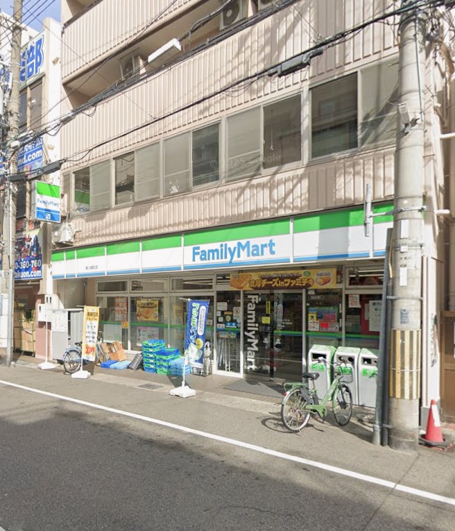 コンビニ　ファミリーマート東川崎町店（コンビニ）まで74m