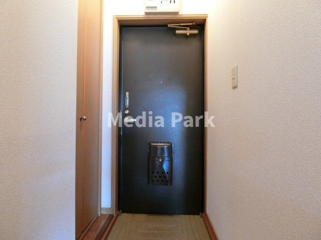 玄関　同物件別のお部屋の写真です。参考写真です。