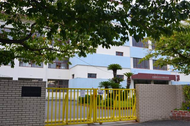 小学校　広島市立五日市南小学校（小学校）まで319m