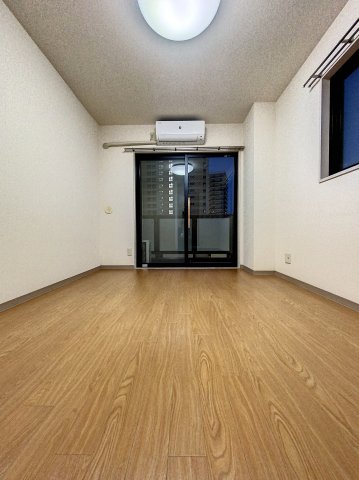 居室・リビング　角部屋・二面窓です。