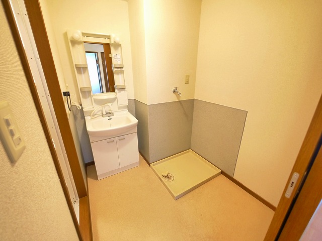 洗面設備　明るい洗面所です