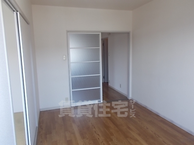 阪急京都線 高槻市駅 バス乗車時間：6分 最寄りバス停で下車 徒歩7分 2階建 築33年の居間写真