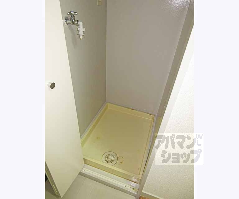 その他設備　玄関横洗濯機収納スペース
