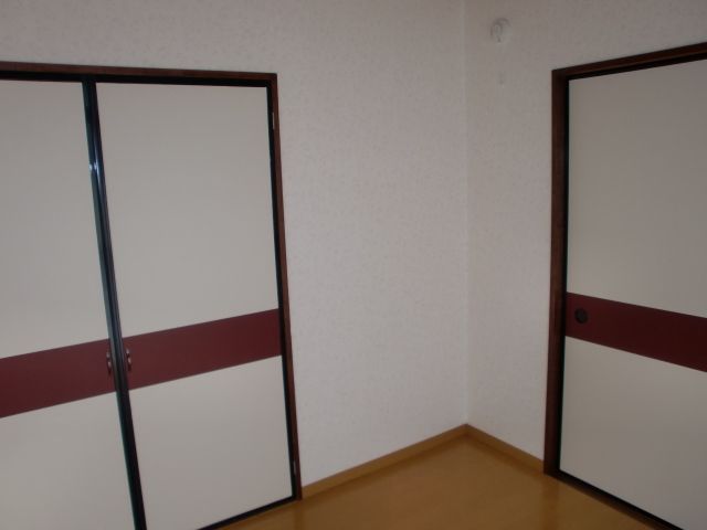 居室・リビング　４．５帖の洋室にはオシャレなアクセントクロスを使用。