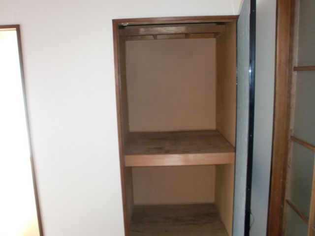 収納　６帖の洋室にある収納はたくさん収納で来ちゃいます。