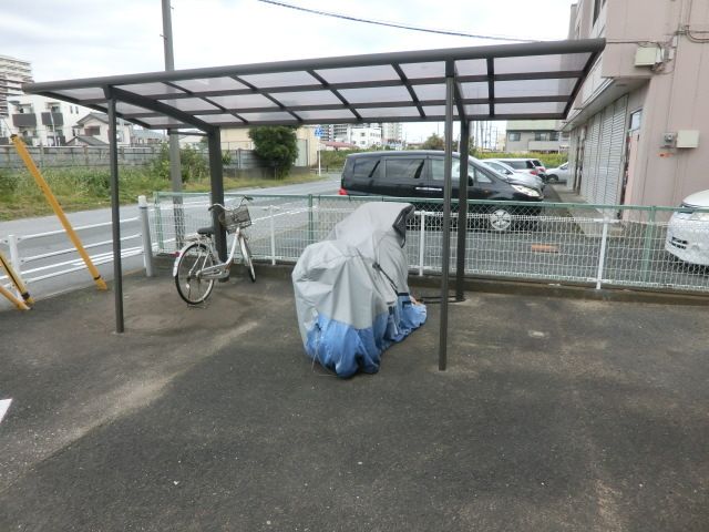 エントランス　駐輪場有ります。