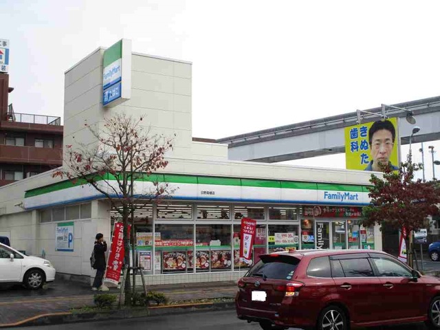 コンビニ　ファミリーマート（コンビニ）まで900m