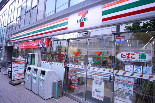 コンビニ　セブンイレブン（コンビニ）まで200m