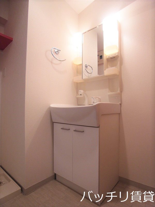 洗面設備　同マンション別部屋写真のため、現状優先。