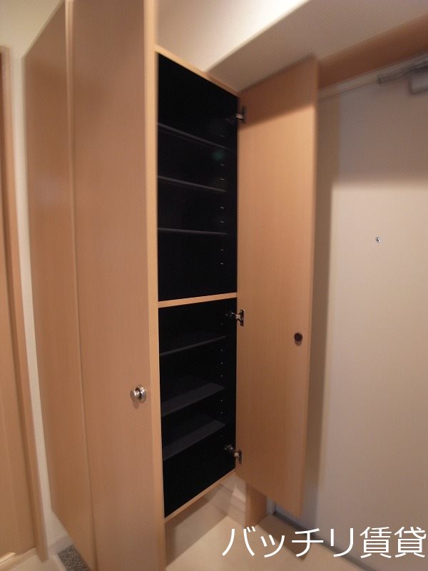 玄関　同マンション別部屋写真のため、現状優先。