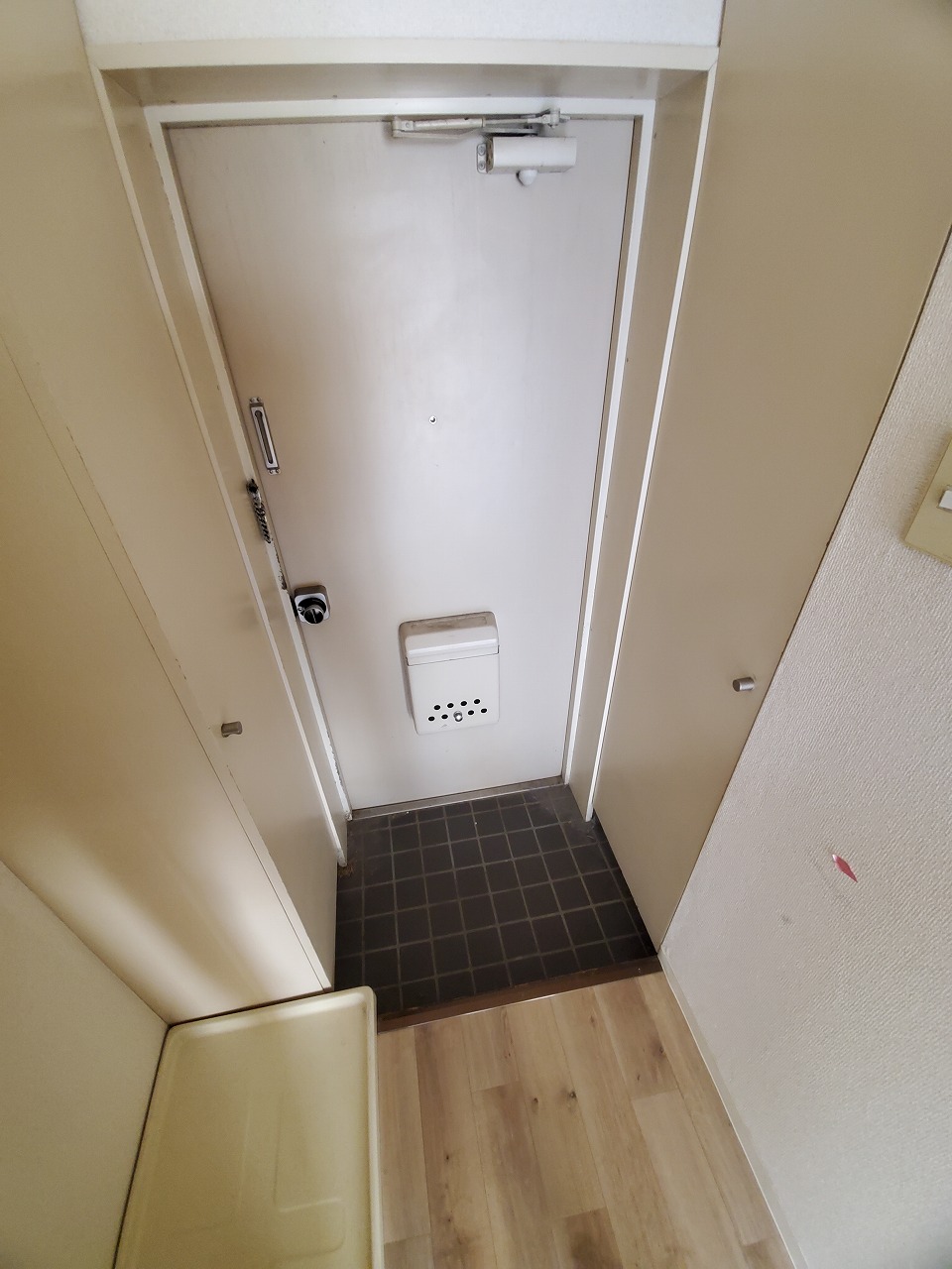 玄関　※退去前のため、以前の写真を使用しています。