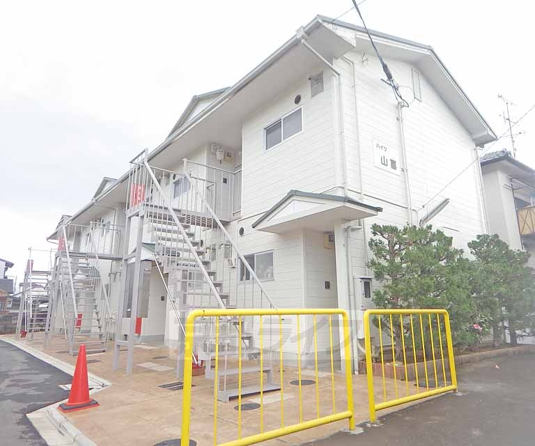 【京都市北区等持院中町のアパートの建物外観】