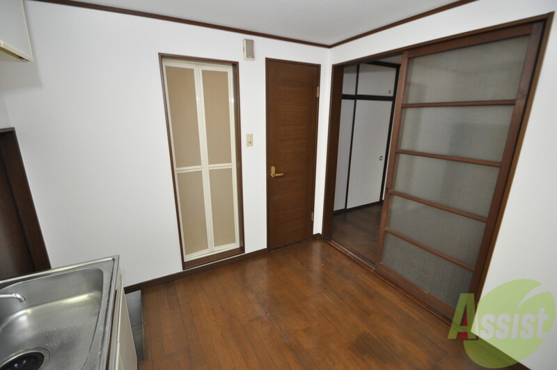 居室・リビング　内装は落ち着いた色合いで、くつろげる空間になりそうですね。