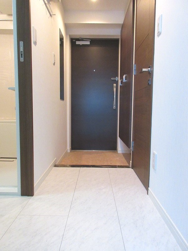 その他部屋・スペース　ＤＫから玄関に向かって。シックで高級感ある建具がお洒落☆